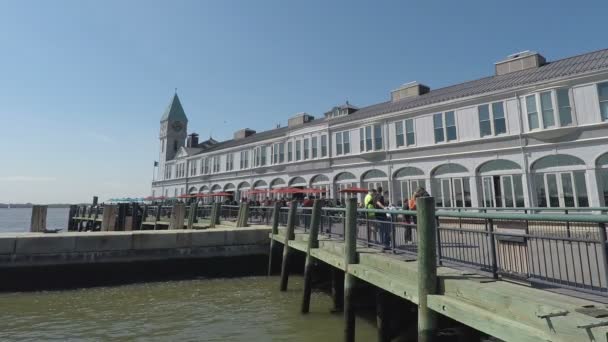 НЬЮ-ЙОРК, США - 14 апреля 2017 года: Pier A Harbor House в Манхэттене . — стоковое видео