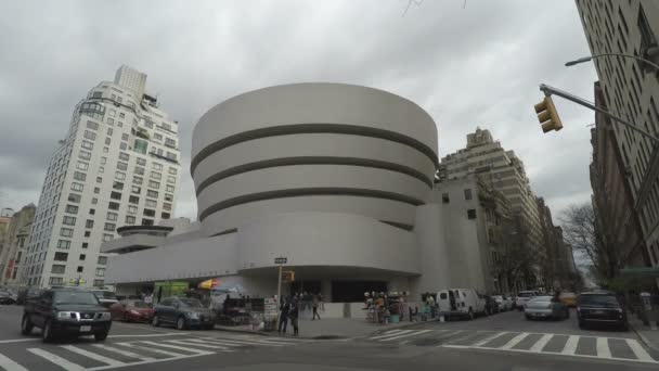 New York, ABD - 15 Nisan 2017: Solomon R. Guggenheim Müzesi sanat cephe. — Stok video