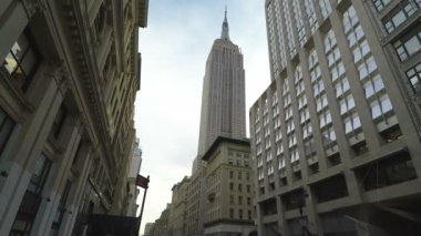 New York, ABD - April14 2017: Empire State Binası düşük açılı sokak görünümü.