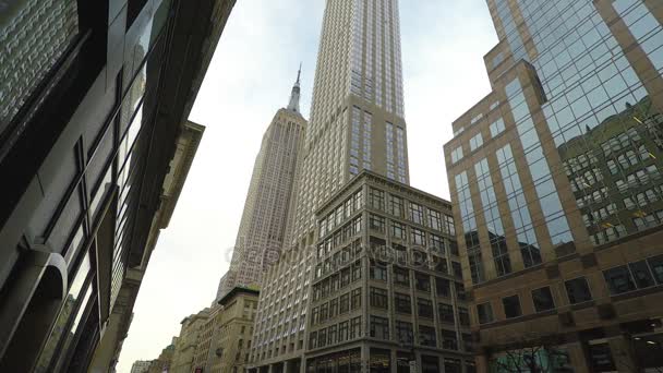 НЬЮ-ЙОРК, США - 14 апреля 2017 года: The Empire State Building low angle street view . — стоковое видео