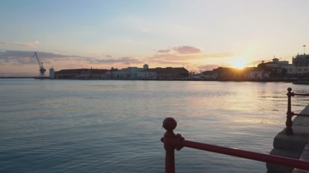 THESSALONIKIi, GRÈCE - 7 MAI 2017 : Coucher de soleil de l'heure dorée sur le port de la ville . — Video