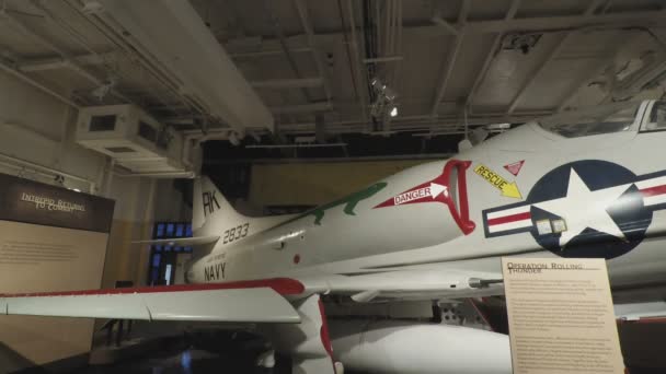 New York, Usa - April16 2017: Intrepid Sea, Air & prostor americké historické muzeum. — Stock video