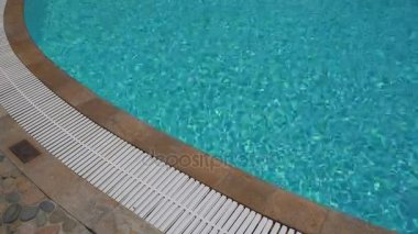 Turkuaz su ile Açık Yüzme Havuzu.
