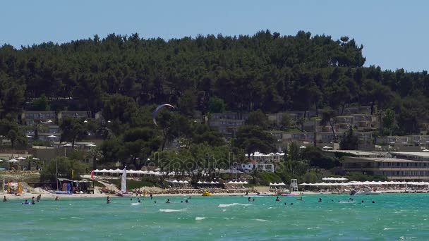 HALKIDIKI, GRÈCE - 10 JUIN 2017 : Sani hôtel de luxe vue station balnéaire . — Video