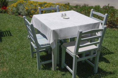 Yunan boş açık taverna Restoran sandalye ve masa.