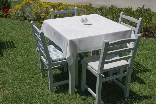Yunan boş açık taverna Restoran sandalye ve masa.
