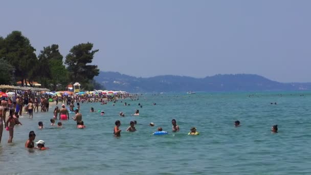 Chaniotis, Yunanistan. 24 Haziran 2017: Yerli halk ve turistler sıcak bir gün sahilde. — Stok video