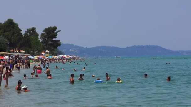 CHANIOTIS, GRÈCE. 24 JUIN 2017 : Les habitants et les touristes sur la plage par une chaude journée . — Video