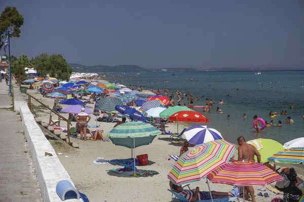 CHANIOTIS, GRECIA - 01 DE JUNIO DE 2017: Bañistas en la playa en un día caluroso . — Foto de Stock