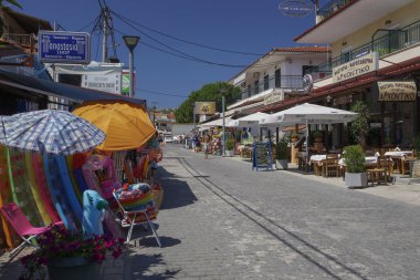 Chaniotis, Yunanistan - 08 Temmuz 2017: Yerel mağazalar town sokaklarda.