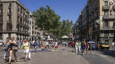 La Rambla alan üzerinde seyircilerle Juan Miro Mozaik.