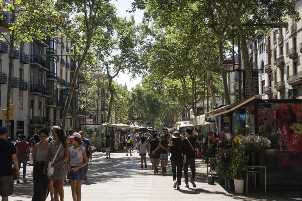 La Rambla ağaç alanda üzerinde yürüyüş kalabalık.