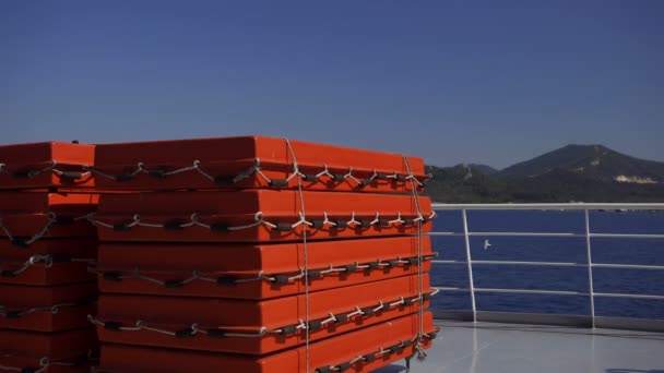 Anillos de vida en un barco cerca de una isla en un día soleado . — Vídeos de Stock