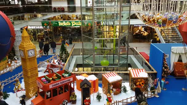 2017年12月10日 圣诞节装饰品在市中心 欧罗巴中心购物中心内的喜庆设施 以著名的水钟为视角 — 图库视频影像
