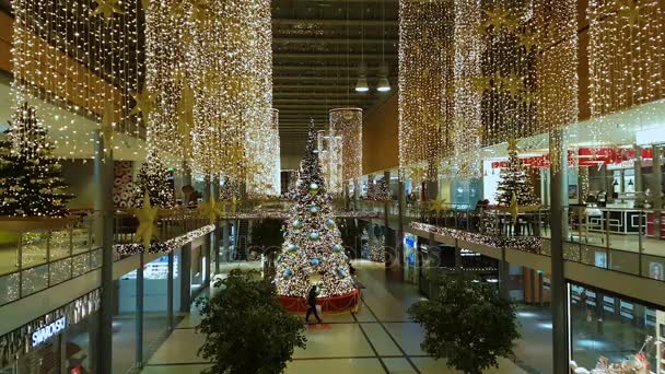 2017年12月10日 圣诞节装饰品在市中心 波茨坦广场 Arcaden 购物中心内有照明树的节日设施 — 图库视频影像