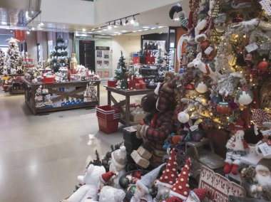 Selanik, Yunanistan - 05 Kasım 2019: Mağaza içinde Noel süslemeleri.