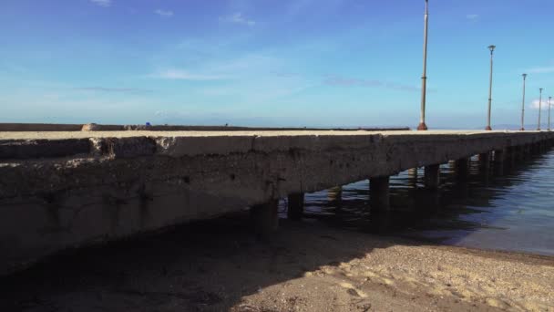 Lege Pier Aan Zee Met Lichtbakken Zonder Menigte Dag Zonnig — Stockvideo