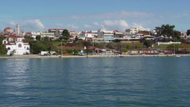 希腊沿海村庄 有低层建筑物和东正教教堂 热带海湾Nea Michaniona渔村海滨日照 — 图库视频影像