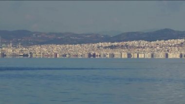 Selanik, Yunanistan batı kenti kıyı manzarası. Orta Makedonya 'nın başkentinin, Thermaic Körfezi' nde binalar bulunan Yunan idari bölgesinin gündüz görünümü.