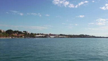 Nea Michaniona 'daki Selanik Merkez Balık Pazarı. Balkanların en büyüğü olan balık açık artırması pazarının Thermaic Körfezi 'ndeki Mihaniona balıkçı köyü limanındaki gündüz manzarası.