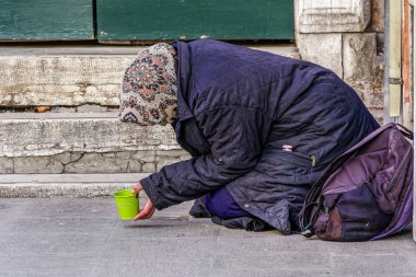 Venedik, İtalya - 23 Şubat 2019: Sokakta kimliği belirsiz bir dilenci.