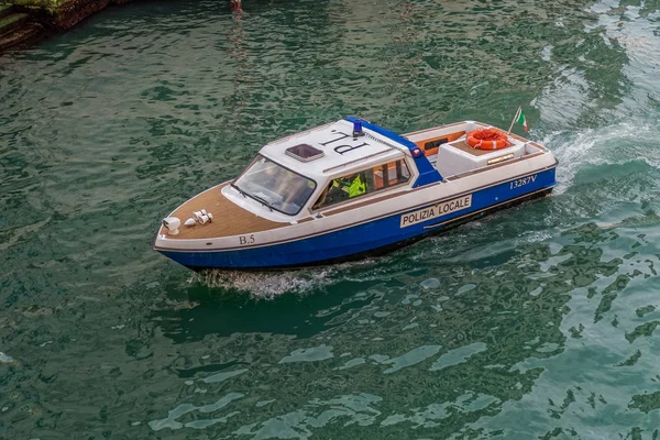 Veneza, Itália - 19 de fevereiro de 2017: Polizia Locale di Venezia Barco na lagoa de perto . — Fotografia de Stock