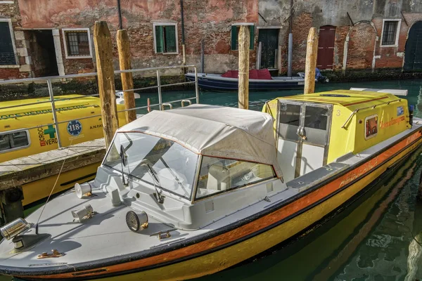 Veneza, Itália - 22 de fevereiro de 2019: ambulância de água veneziana ancorada nos canais . — Fotografia de Stock