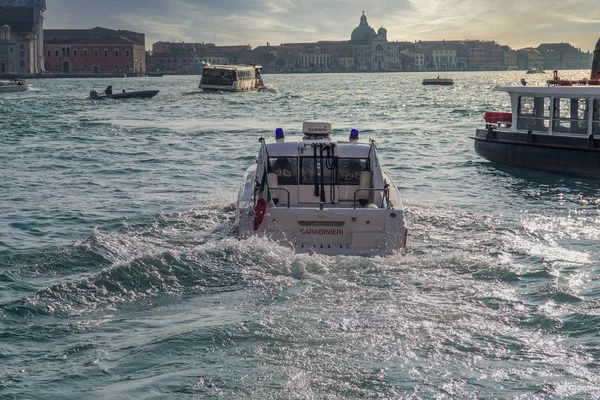 Veneza, Itália - 19 de fevereiro de 2017: Carabinieri Police Boat na lagoa . — Fotografia de Stock