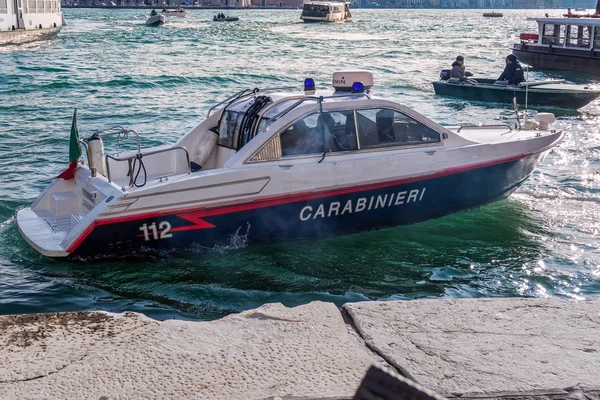 Венеция, Италия - 19 февраля 2017: Полицейская лодка карабинеров на лагуне . — стоковое фото