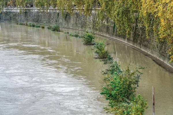 Rome, Italie Rivière Tibre montée des eaux à marée haute . — Photo