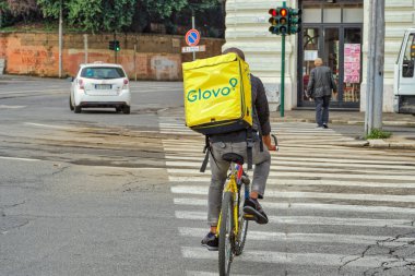 Roma, İtalya - 20 Kasım 2019: İstenen Kurye Sürücüsü Glovo.