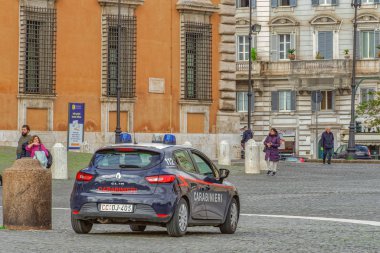 Roma, İtalya - 20 Kasım 2019: Jandarma İtalyan Polis arabası devriye geziyor.