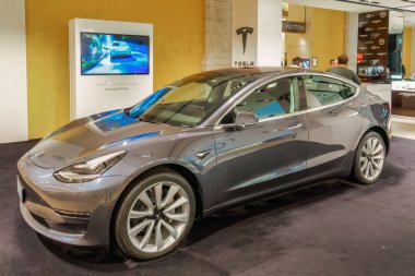 Roma, İtalya - 21 Kasım 2019: Tesla Model 3 elektrikli araba sergisi.