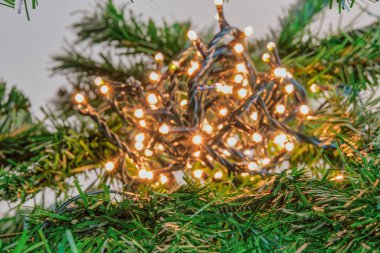 Bokeh Noel ağacı kapalı alanda peri ışıkları topu aydınlatıyor..