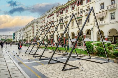 Selanik, Yunanistan - 05 Aralık 2019: Şehir merkezindeki Aristo Meydanı 'nda Noel hazırlıkları. 