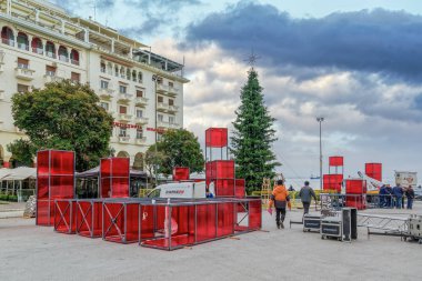 Selanik, Yunanistan - 05 Aralık 2019: Şehir merkezindeki Aristo Meydanı 'nda Noel hazırlıkları. 