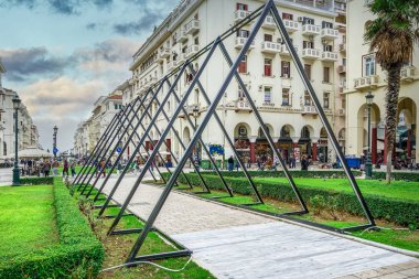 Selanik, Yunanistan - 05 Aralık 2019: Şehir merkezindeki Aristo Meydanı 'nda Noel hazırlıkları. 