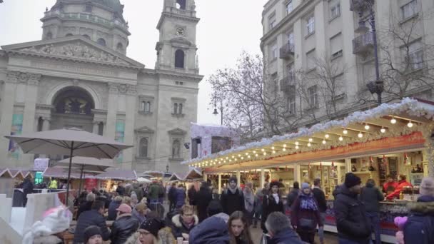 匈牙利布达佩斯 2019年12月9日 圣史提芬大教堂的圣诞市场 在传统的季节性摊位上 除了传统的节日装饰 还有食物和莫雷酒 还可以看到与人群在一起的女修道院节日装饰 — 图库视频影像