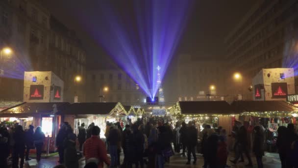 匈牙利布达佩斯 2019年12月8日 圣诞市场与圣史提芬广场的照明树 在传统的季节性食物摊位及酒楼内 与市民聚首一堂的女修道院节日装饰品的夜景 — 图库视频影像