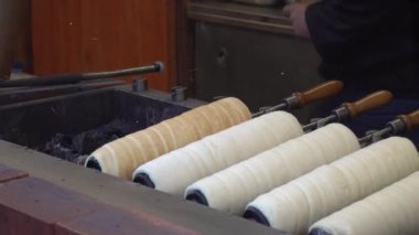 Macar Tatlılar Kurtoskalaklar - Noel pazarında Baca Keki pastası tükürmek. St. Stephen Meydanı 'nda satılan geleneksel kış mevsiminde açık ateşte kızartılmış süt ekmeği ve şekerle tatlandırıcı. 