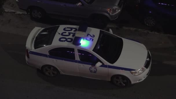 テッサロニキ ギリシャ 12月16 2019 通りにギリシャの警察車と警察官の高架ビュー 夜のイベント中に通りをブロックする上で青サイレンのライトとギリシャの警察の車 — ストック動画
