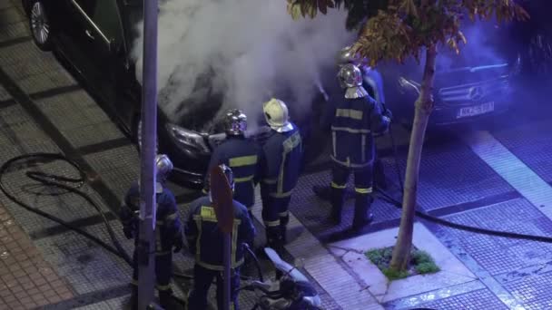 테살로니키 그리스 2019 승용차 쇼룸에서 화재가 발생하는 그리스 소방관 제복을 — 비디오
