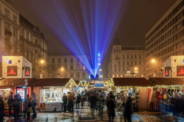 Budapeste, Hungria - 08 de dezembro de 2019: Mercado de Natal e árvore iluminada na Praça Santo Estêvão . — Fotografia de Stock