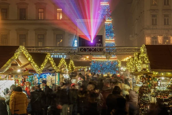 Budapešť, Maďarsko - prosinec 08 2019: Vánoční trh a osvětlený strom na náměstí svatého Štěpána. — Stock fotografie