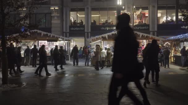 Budapest Hungary December 2019 Christmas Market Crowd Vorosmarty Square Night — Stock Video