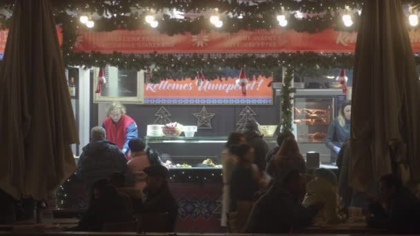 Budapest Hongarije December 2019 Vorosmarty Plein Openlucht Kerstmarkt Met Menigte — Stockvideo