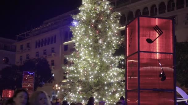 テッサロニキ ギリシャ 12月15 2019 アリストテレス広場でクリスマスの装飾 メインシティスクエアの南側でのお祝いのインストールの夜景 — ストック動画