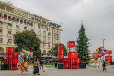 Selanik, Yunanistan - 21 Aralık 2019: Aristotelöz Meydanı 'nda Noel süsleri.