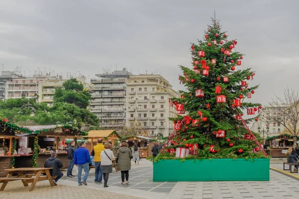 Salónica, Grécia - 21 de Dezembro de 2019: Decorações de Natal na Praça Aristotélica . — Fotografia de Stock