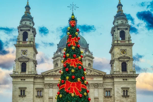 Budapest, Hungría árbol decorado en el mercado de Navidad en la plaza de San Esteban . —  Fotos de Stock